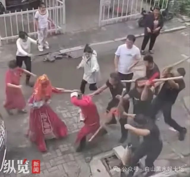 新郎接親時(shí)被人持棍追打！