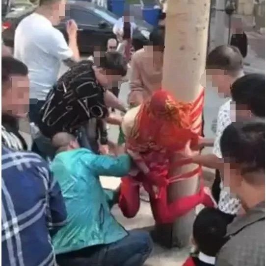 新娘被多名男子拿膠帶綁電線(xiàn)桿上！官方通報