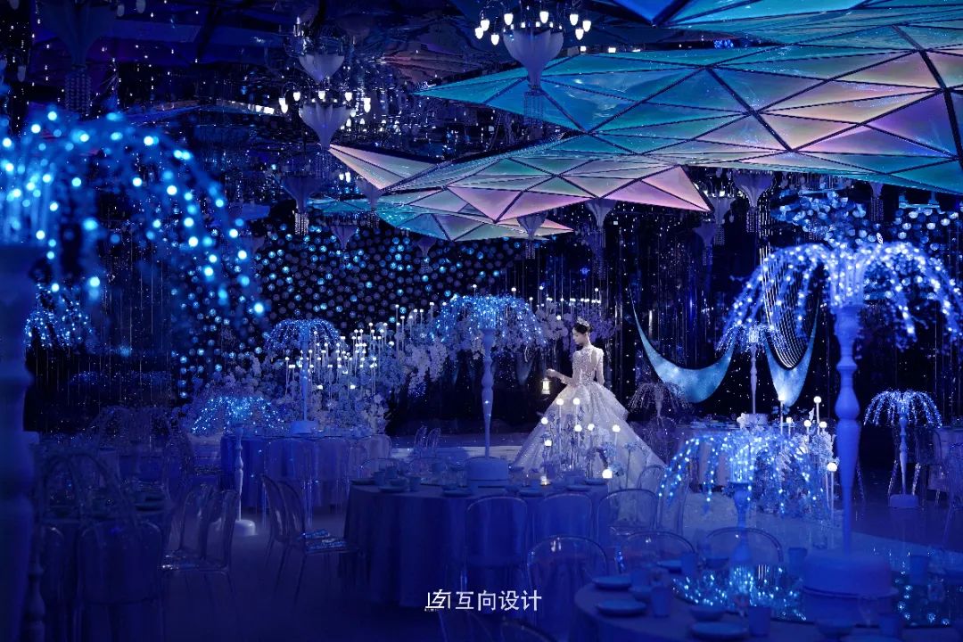 無(wú)數閃爍的光點(diǎn)在夜空中熠熠生輝，仿佛是天空之城的守護者，為您點(diǎn)亮這片最璀璨的星空。