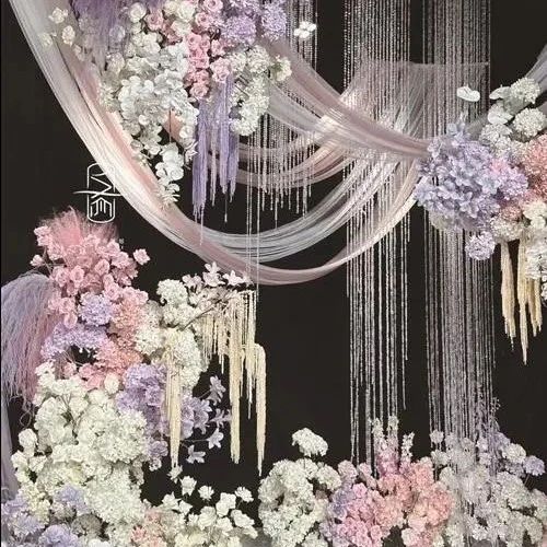 “雙春年”婚嫁市場(chǎng)迎來(lái)旺季，熱門(mén)日子的婚慶和酒店提前一年就被訂走，相關(guān)服務(wù)與產(chǎn)品銷(xiāo)售火爆，中式、韓式風(fēng)格婚禮受年輕人喜愛(ài)...