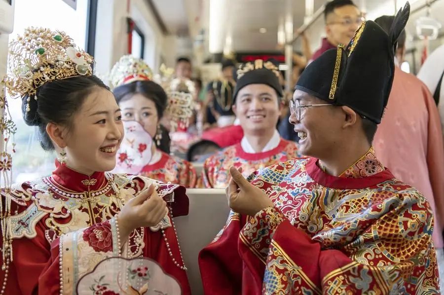 新華網(wǎng)：年輕人“爆改”婚禮！